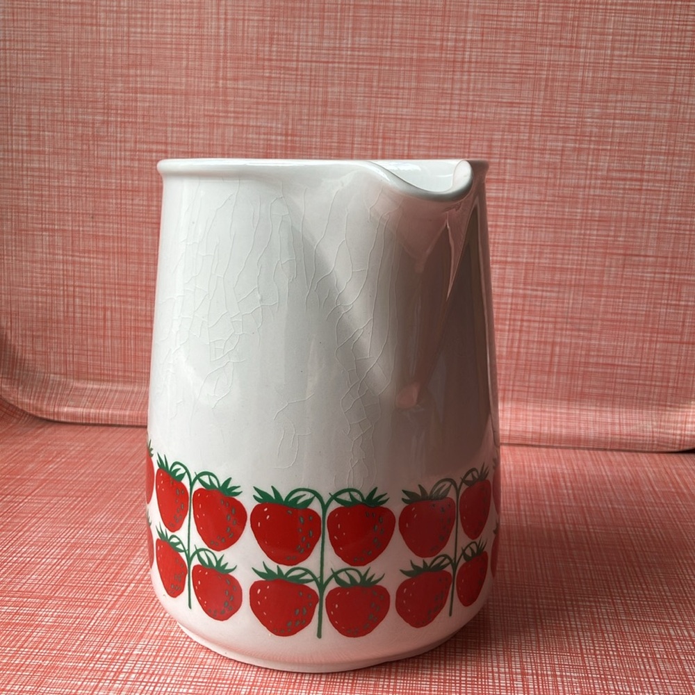 Vintage Arabia Finland Pomona ceramic strawberry pitcher - Picture 3 of 11